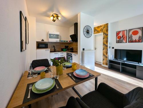 a kitchen and living room with a table and chairs at Moderne Ferienwohnung in ruhiger idyllischer Lage 2 plus 2 Personen möglich in Plauen