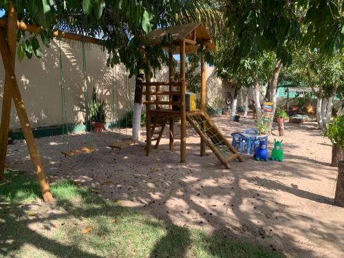 Zona de juegos infantil en Happy Hostel e Pousada Paracuru
