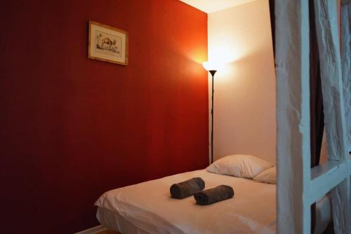 une chambre avec un lit avec deux oreillers dessus dans l'établissement Appartement typique Alsacien, à Strasbourg