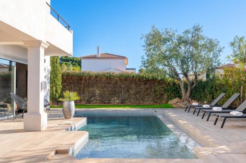 Piscina de la sau aproape de Villa avec piscine - confort et tranquillité
