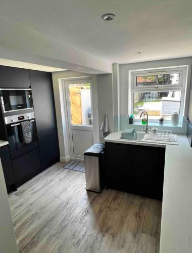 Η κουζίνα ή μικρή κουζίνα στο Modern 2 Bed House in Rainham, Kent - Central Location