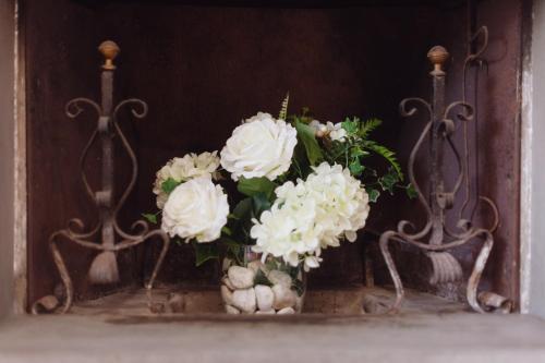 a vase of white flowers sitting on a shelf at Roma, Mare e Relax in Marina di Cerveteri