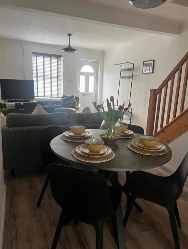 Χώρος καθιστικού στο Modern 2 Bed House in Rainham, Kent - Central Location