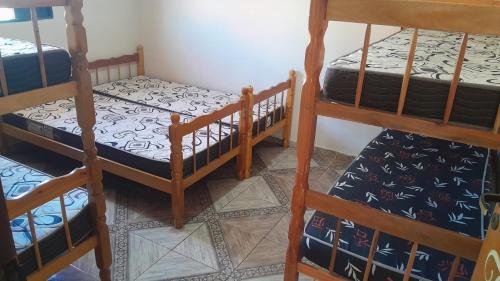a room with three bunk beds in a room at Recanto Azedo e Azedinhas Itu Mairinque in Itu