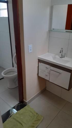 a bathroom with a sink and a toilet at Recanto Azedo e Azedinhas Itu Mairinque in Itu