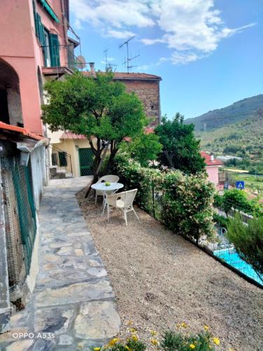 a patio with a table and a tree next to a building at Casa Mami in Isolalunga