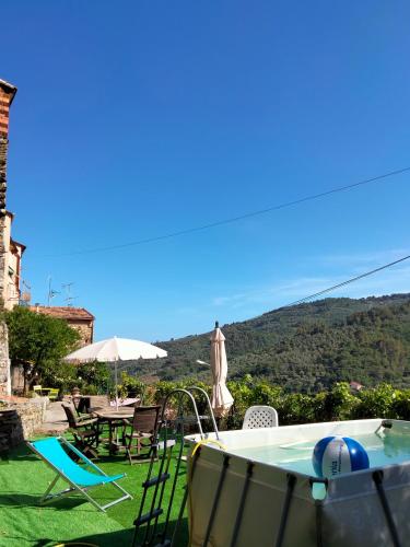 a patio with a hot tub and a table and chairs at Casa Mami in Isolalunga