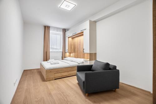 una sala de estar con un sofá y una cama en C l e a n o v e c by Mountain ways, en Loucná pod Klínovcem