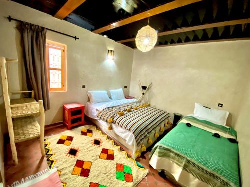 ein Schlafzimmer mit zwei Betten und einem Teppich in der Unterkunft Refuge Comfort and Rustic Charm in Anammer