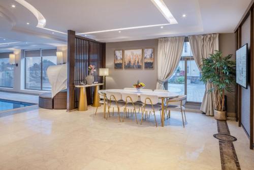 Braira Al Azizya Hotel & Resort — Pool view