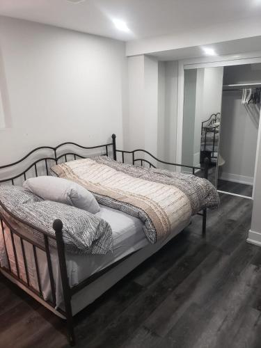 a bedroom with two beds in a room at Velohome - 3-Bed, 2-Bath Home in Milton