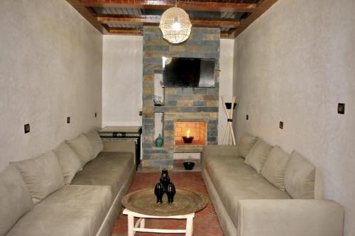 ein Wohnzimmer mit Couch und Kamin in der Unterkunft Refuge Comfort and Rustic Charm in Anammer