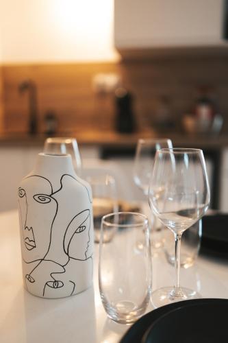 trois verres à vin et un vase assis sur une table dans l'établissement CinéCosy - Gare et Château Angers, à Angers