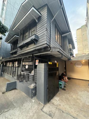 un edificio con un cartel delante en 88Ap Lodging House San Marcelino, en Manila