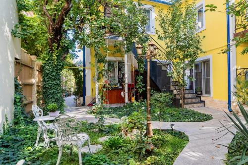 En have udenfor Luxurious Villa with Huge Garden, Terrace & Outdoor Space