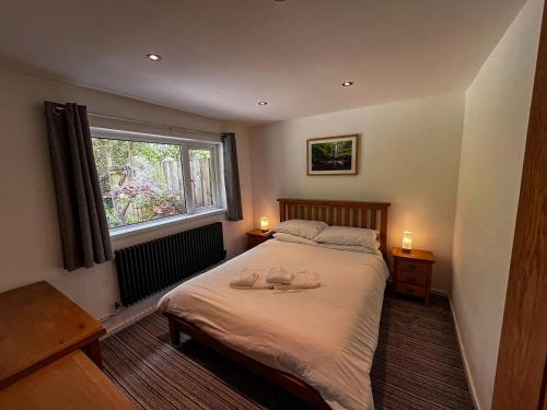 Un dormitorio con una cama con dos toallas encima. en Canyon Cottage, en Pont-Nedd-Fechan