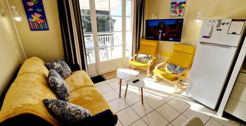 - un salon avec un canapé et un réfrigérateur dans l'établissement 