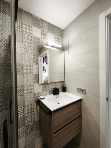 a bathroom with a sink and a mirror at Recidencial Cruz del Mar "Duplex Villa Amanecer" in Chipiona