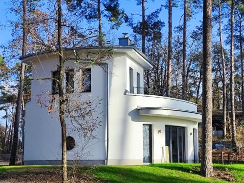 a white house with a tree at Ihre Auszeit am See in Lychen