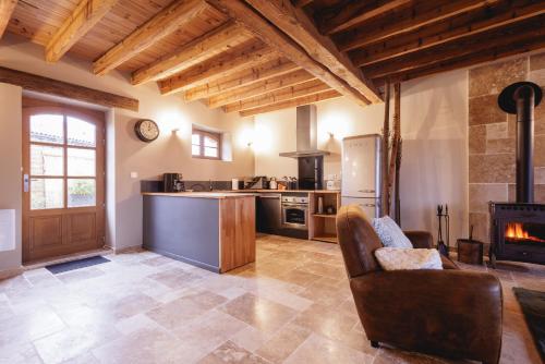 Il comprend un grand salon avec une cuisine et une cheminée. dans l'établissement La Ferme des Tuileries, à Péronnas
