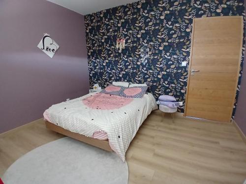 Giường trong phòng chung tại Maison a 12 mn du circuit des 24h