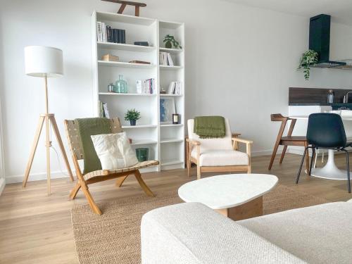 a living room with chairs and a table at Chez Barnabé in Neufchâtel-Hardelot