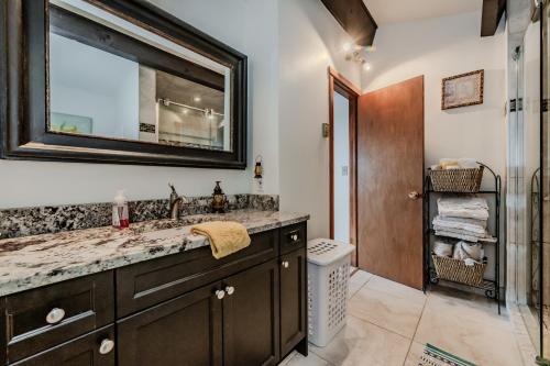 ein Badezimmer mit Waschbecken und Spiegel in der Unterkunft Rustic Waterfront Cottage W Hot Tub in Lions Head