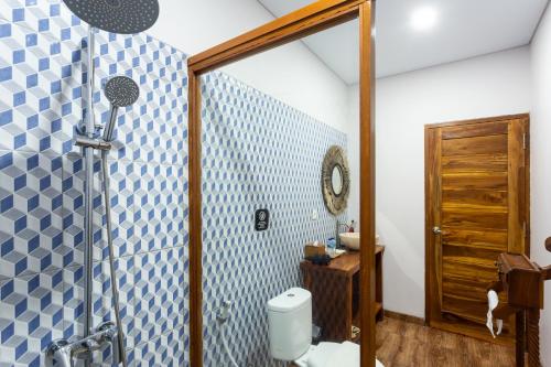 Koupelna v ubytování Graha Shanti Guest House