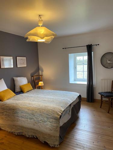 une chambre avec un grand lit et une fenêtre dans l'établissement La Grange, gîte de campagne proche Benon et La Rochelle, à Saint-Georges-du-Bois