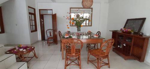 a dining room with a table and chairs at Mimpi Bungalow 3A in Kubutambahan