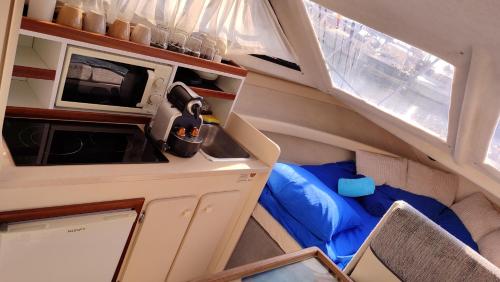 una vista interior de una caravana con fregadero en Varuna en Sur de Tenerife, en San Miguel de Abona