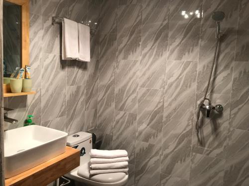 A bathroom at 重庆两江云之上江景民宿意