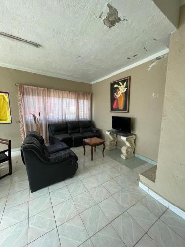 a living room with a couch and a table at Apartamento Ocosingo in Ocosingo