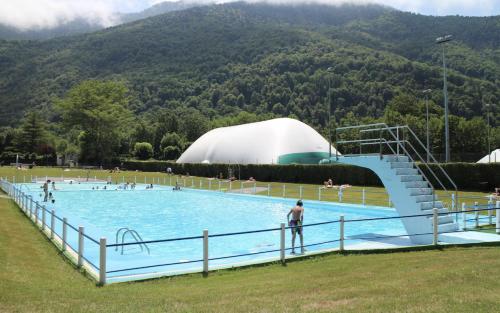 Πισίνα στο ή κοντά στο Funky, affordable mountain apartment