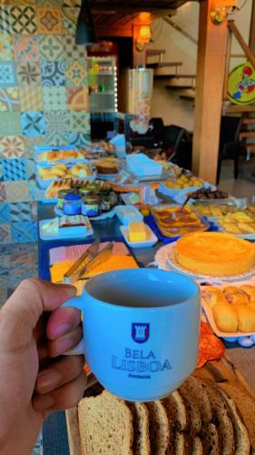 Makanan di atau berdekatan rumah tamu ini