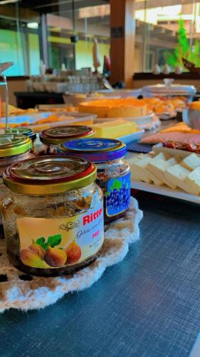 Makanan di atau berdekatan rumah tamu ini