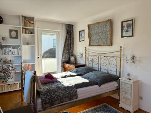 a bedroom with a bed and a window at GartenOase in der Universitätsstadt 3 Zimmer Haus mit Parkplatz in Erlangen