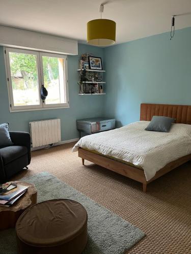 une chambre avec un lit, une chaise et un canapé dans l'établissement Spacious villa pool sea view 7 people 4 bedrooms, à Tourrettes-sur-Loup