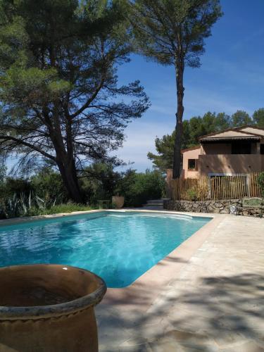 une piscine avec de l'eau bleue dans une cour dans l'établissement Spacious villa pool sea view 7 people 4 bedrooms, à Tourrettes-sur-Loup