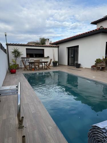 une piscine devant une maison dans l'établissement Villa 3 faces avec piscine, à Ponteilla