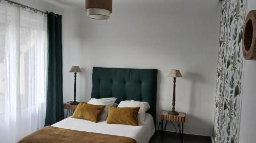 - une chambre avec un lit doté d'une tête de lit verte dans l'établissement Maison de village 3 chambres vue mer, à Santa-Reparata-di-Balagna