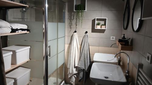 une petite salle de bain avec un lavabo et des toilettes dans l'établissement Maison de village 3 chambres vue mer, à Santa-Reparata-di-Balagna