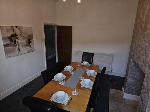 Gambar di galeri bagi -Sleeps 10 People Spacious House -Fast Free WiFi -Free Parking -Contractor Friendly di Manchester
