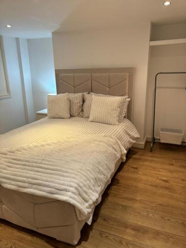 Katil atau katil-katil dalam bilik di -Sleeps 10 People Spacious House -Fast Free WiFi -Free Parking -Contractor Friendly