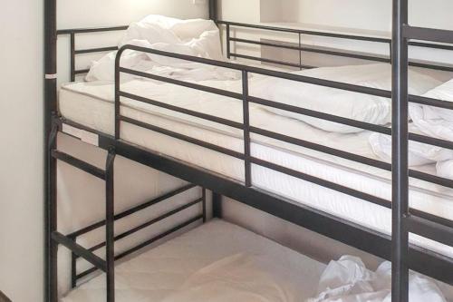 quelques lits superposés dans une chambre dans l'établissement Appartement charmant à La Grande-Motte de 37m² avec jardin, à La Grande Motte