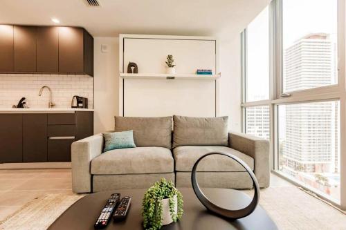 Exclusive Condo w Beautiful City Views and Full Amenities! photo 13