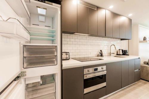 Exclusive Condo w Beautiful City Views and Full Amenities! photo 16