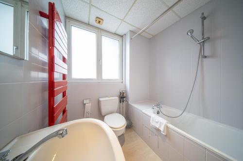 une salle de bain avec une baignoire, des toilettes et un lavabo dans l'établissement Very nice apartment - downtown Mulhouse Le 42, à Mulhouse