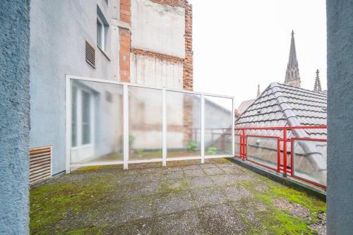 - un balcon offrant une vue sur une église dans l'établissement Very nice apartment - downtown Mulhouse Le 42, à Mulhouse