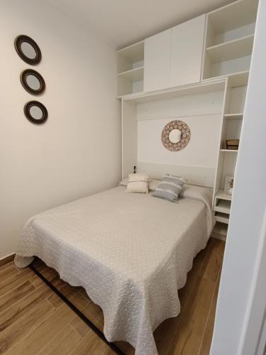 a white bedroom with a bed in a room at Zit Flat Colon in Mar del Plata
